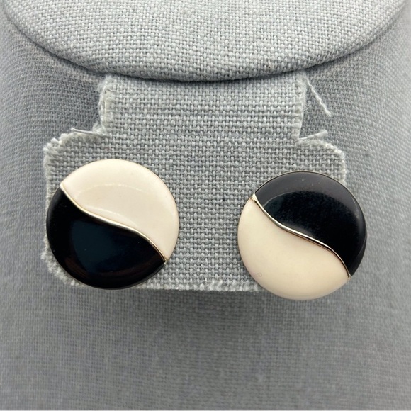 Vintage Yin and Yang Black and White Lightweight Metal Stud Earrings - Picture 1 of 6